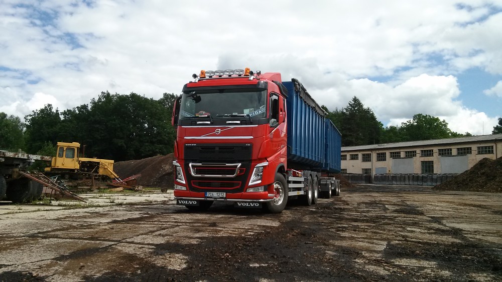 Souprava Volvo s návěsem s posuvnou podlahou